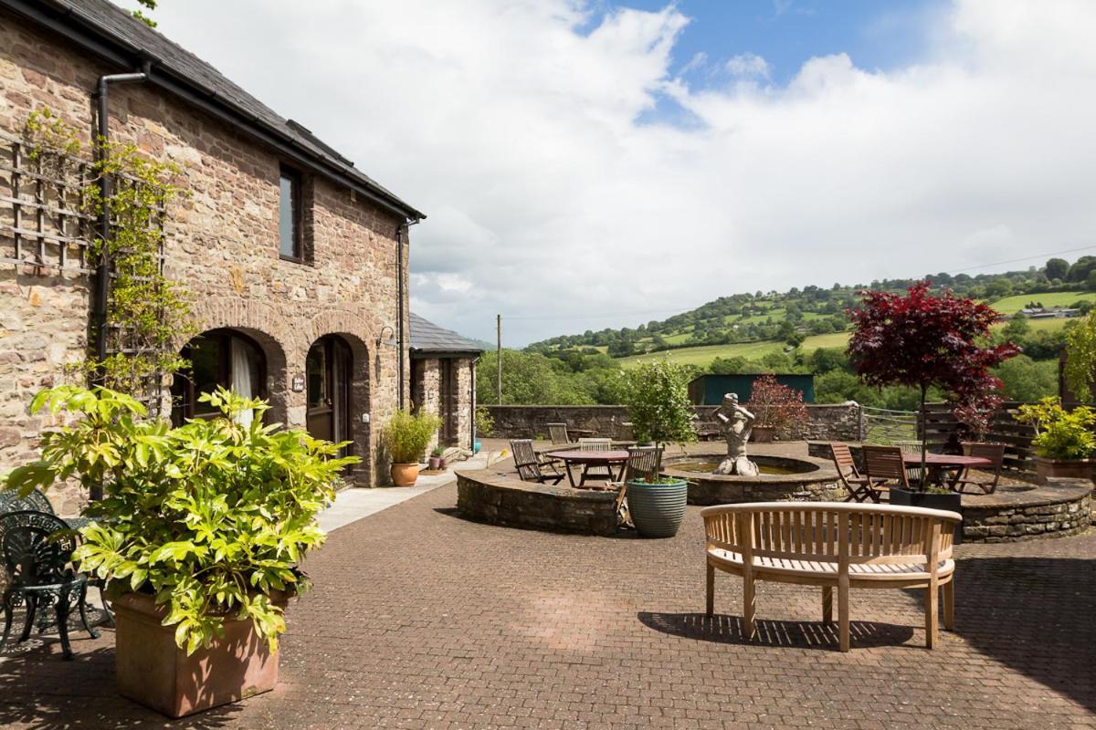 Neuadd B&B Suites Crickhowell Extérieur photo